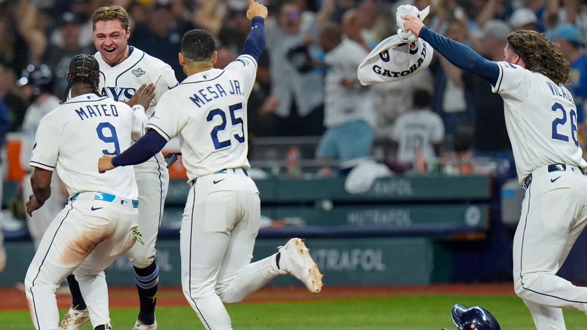 Jugadores de los Tampa Bay Rays celebran en el campo tras evitar la barrida en la Serie Mundial
