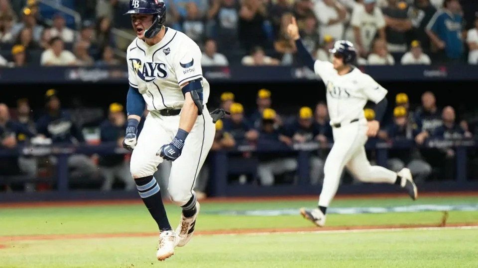 Jugadores de los Tampa Bay Rays celebrando la victoria en el Tropicana Field durante el Juego 4 de la Serie Mundial