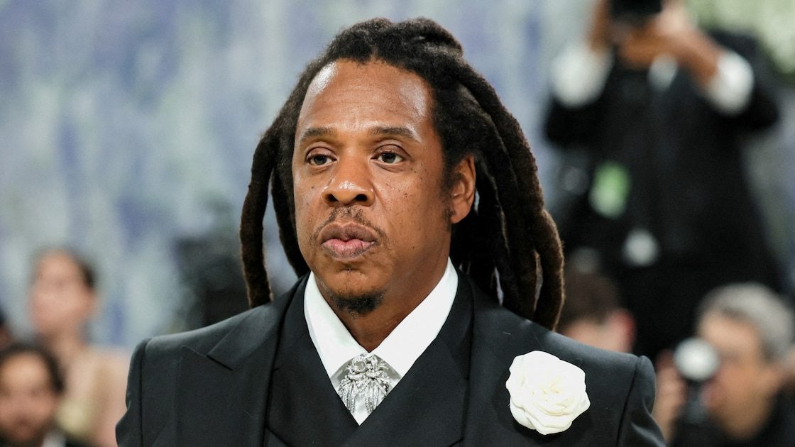 Jay-Z sentado en las gradas del SoFi Stadium con una cabra en el regazo en el video de anuncio del Super Bowl LXI