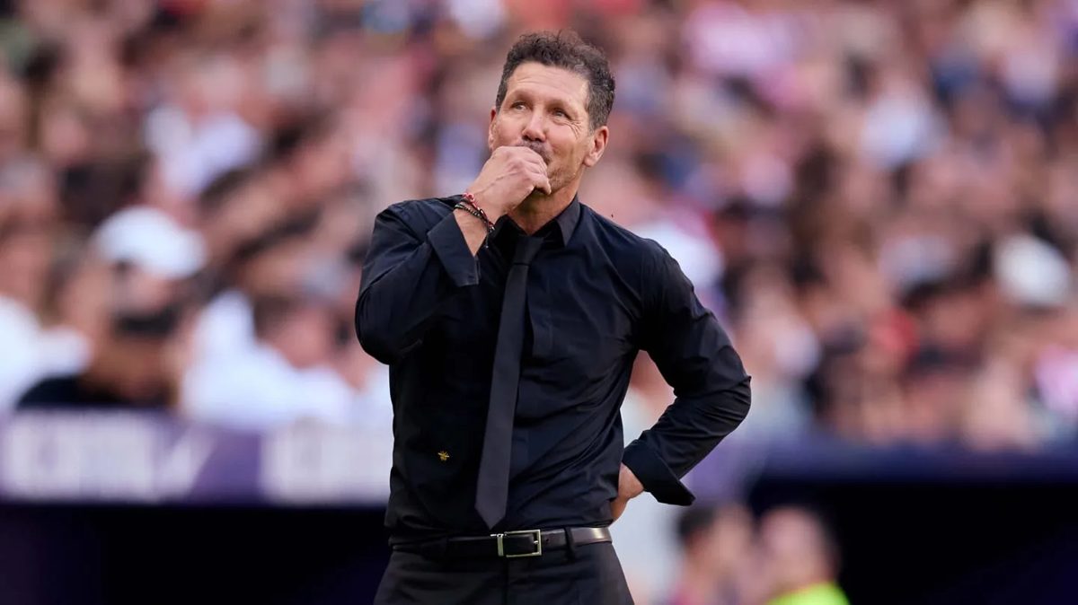 Diego Simeone gesticulando en la banda durante el derbi Atlético de Madrid vs Real Madrid en el Wanda Metropolitano