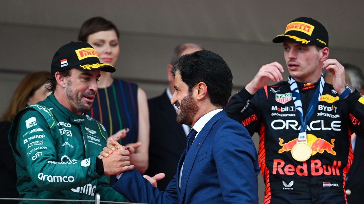 Fernando Alonso con el casco puesto dentro del cockpit del Aston Martin en el paddock de Fórmula 1