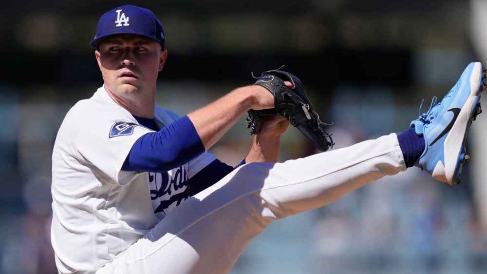 Tarik Skubal lanzando en el Dodger Stadium ante los Bravos en el Juego 1 de la Serie Divisional de la Liga Nacional