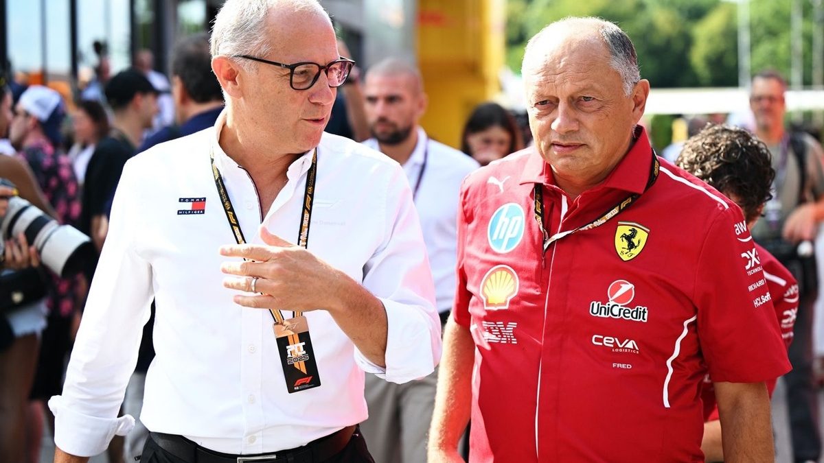 Stefano Domenicali, presidente de la Fórmula 1, durante una intervención pública en el paddock