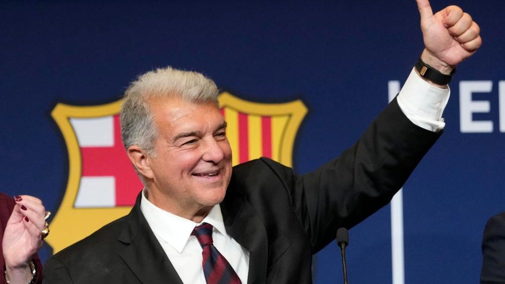 Joan Laporta presidiendo la asamblea de socios compromisarios del FC Barcelona sobre el Spotify Camp Nou
