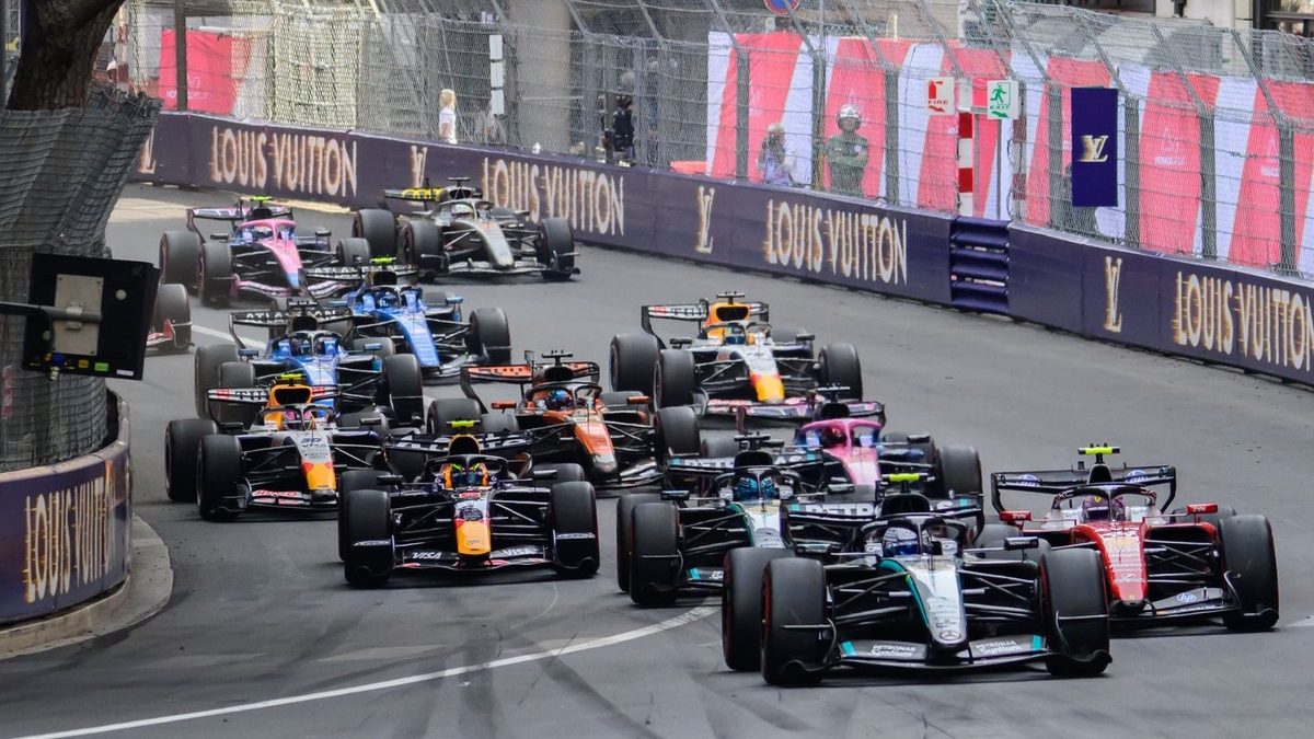 Pilotos de F1 en el paddock durante el Gran Premio de Bakú 2026 debatiendo el formato sprint de Mónaco 2027