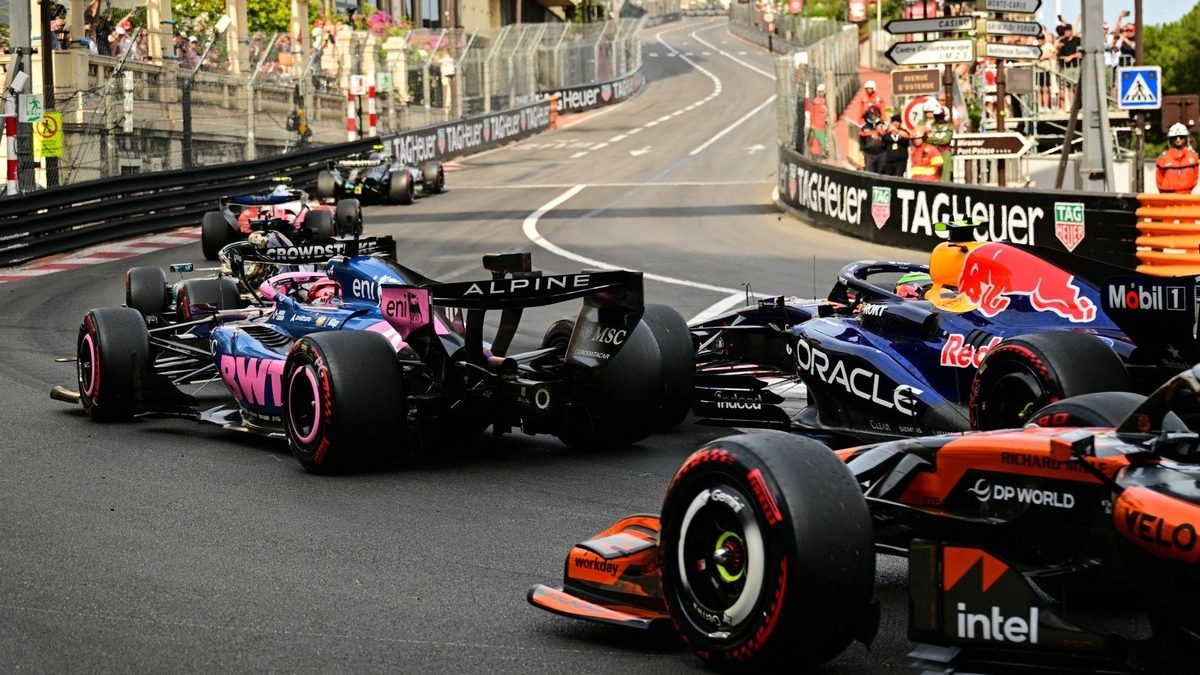 Monoplazas de F1 en el circuito urbano de Mónaco durante una sesión de clasificación en las calles de Montecarlo