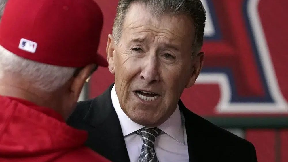 Stan Kroenke nuevo propietario de los Angeles Angels en el Angels Stadium de Anaheim