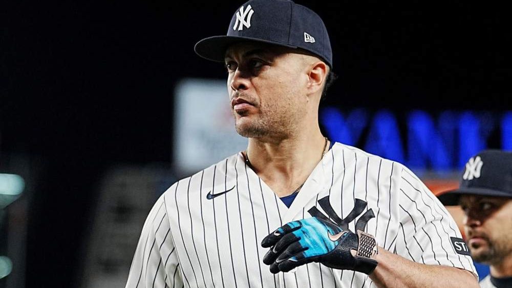 Giancarlo Stanton y Ryan Weathers con uniforme de los New York Yankees antes de la SDLA