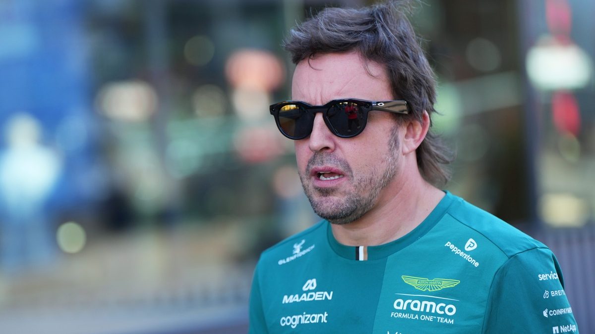 Guenther Steiner habla en un podcast mientras Fernando Alonso aparece al volante del Aston Martin en la F1 2026