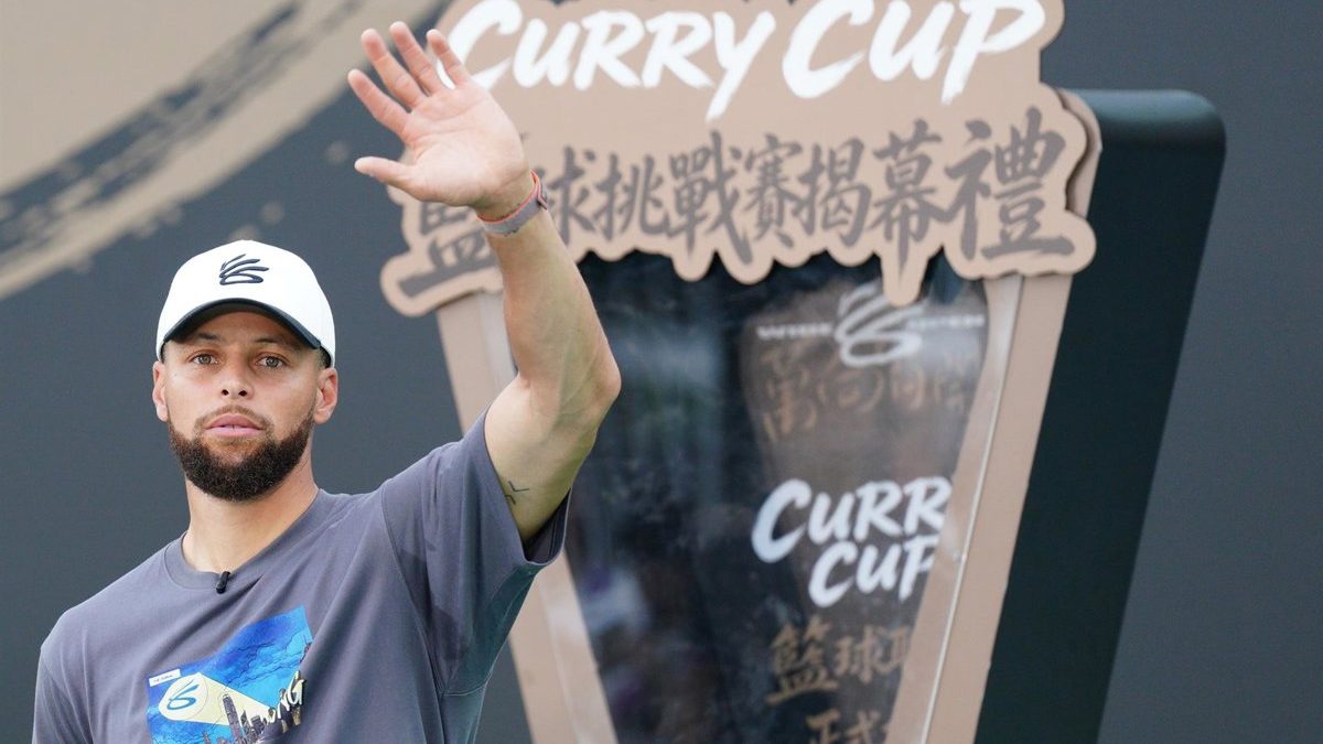 Stephen Curry con la camiseta de los Golden State Warriors celebrando una canasta de tres puntos