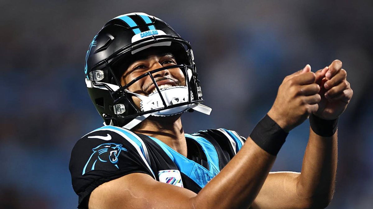 Bryce Young celebra con sus compañeros de los Panthers tras vencer a los Lions 32-26 en el Sunday Night Football en Charlotte