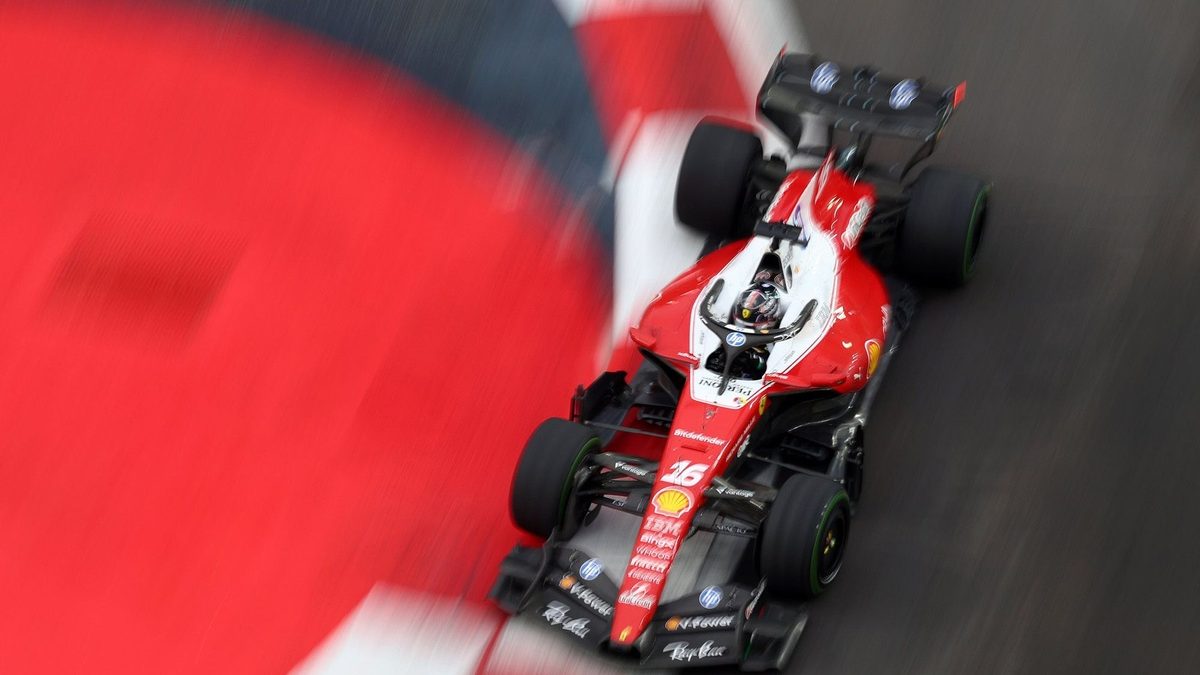 Charles Leclerc al volante del Ferrari SF-26 durante la clasificación del Gran Premio de Singapur en el circuito de Marina Bay