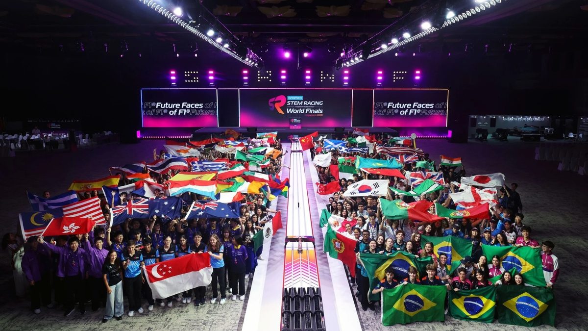 Estudiantes del Team Lynx Racing celebran en el podio del Gran Premio de Singapur 2026 con el trofeo de campeones de STEM Racing