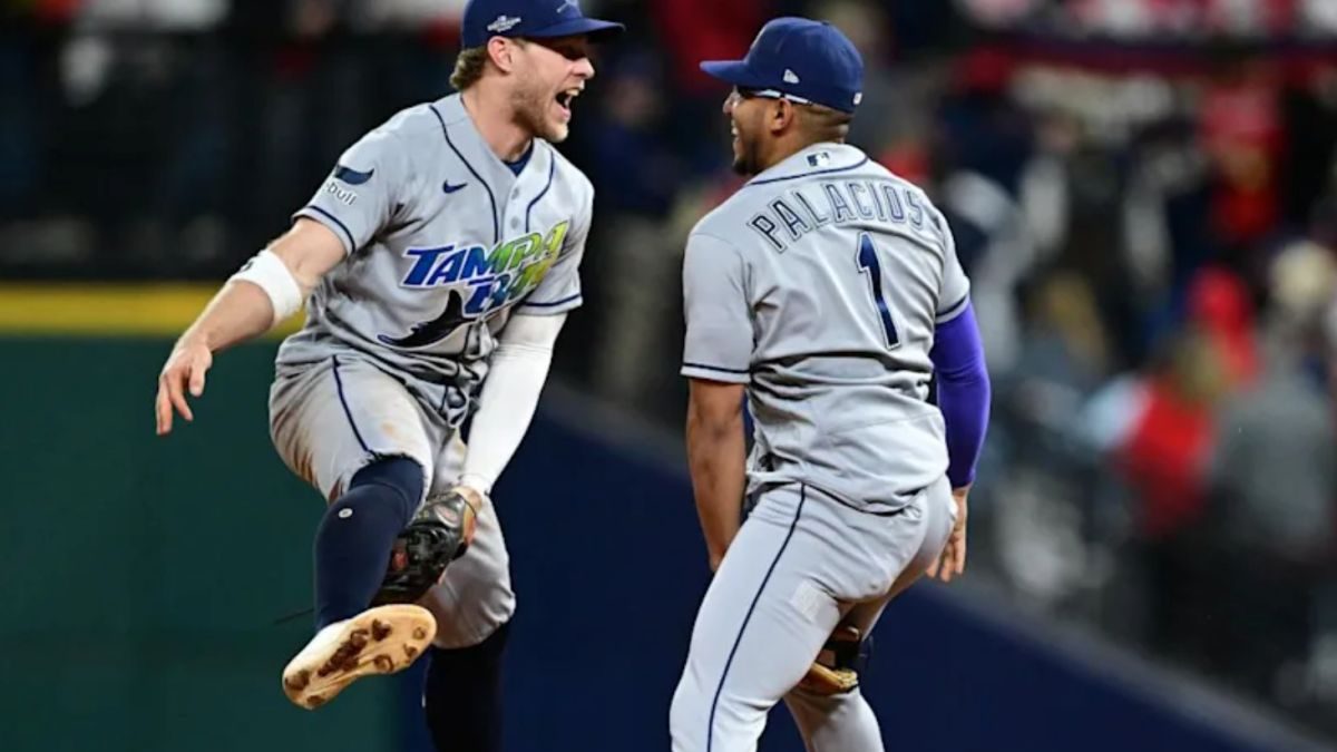 Drew Rasmussen lanza para los Rays de Tampa Bay en el Juego 5 de la Serie de Campeonato contra Cleveland