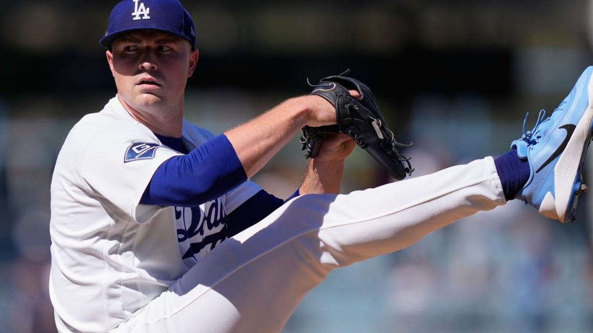 Tarik Skubal lanzando en el Dodger Stadium ante los Bravos en el Juego 1 de la NLDS 2026