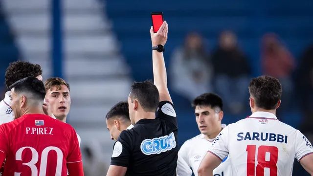 Árbitro mostrando una tarjeta virtual en el partido Nacional vs Rentistas por la Copa de Uruguay