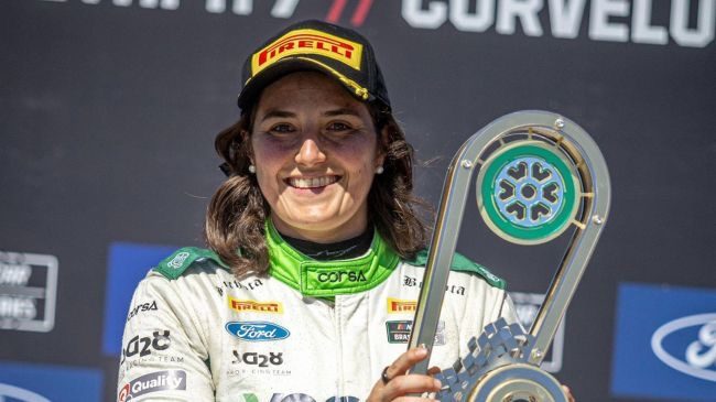 Tatiana Calderón celebra su victoria histórica en NASCAR Brasil en el Circuito dos Cristais, Minas Gerais