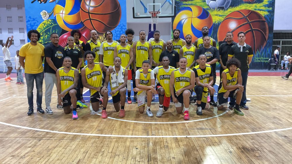 Jugadores del Club Rafael Barias en cancha durante un partido del Torneo de Baloncesto Superior Masculino del Distrito Nacional