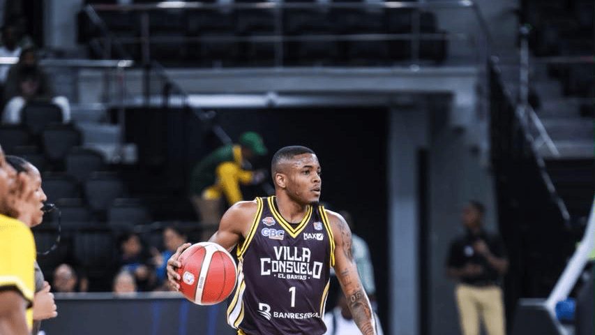 Jugadores del Club Doctor Rafael Barias en acción durante el Torneo de Baloncesto Superior del Distrito Nacional 2026