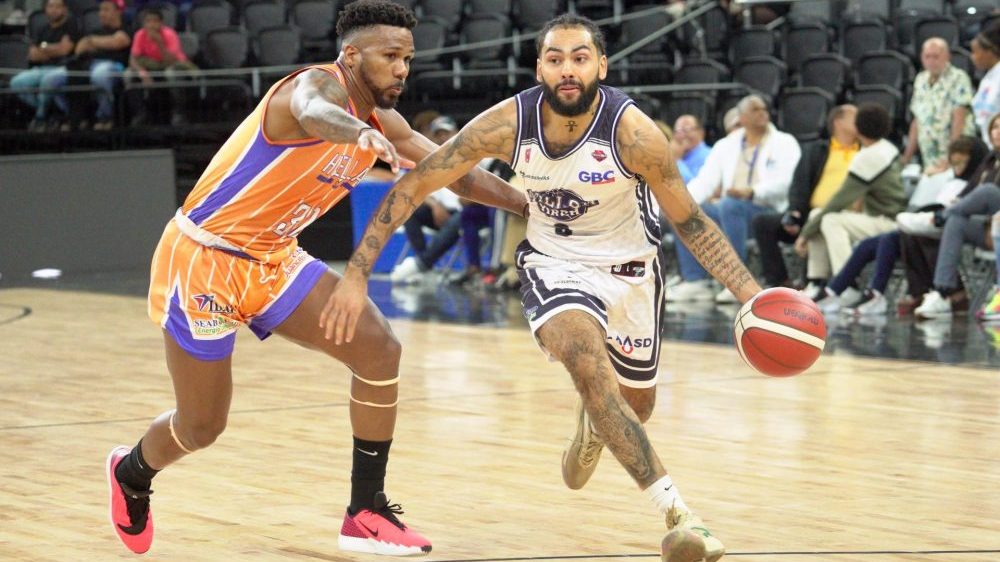 Jugadores de El Millón celebran victoria 85-81 ante Huellas del Siglo en la Arena BanReservas del Centro Olímpico Juan Pablo Duarte