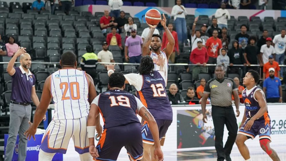 Yeison Colomé celebra el triple decisivo que le dio la victoria a Huellas del Siglo 74-71 sobre Los Prados en el TBS Distrito 2026
