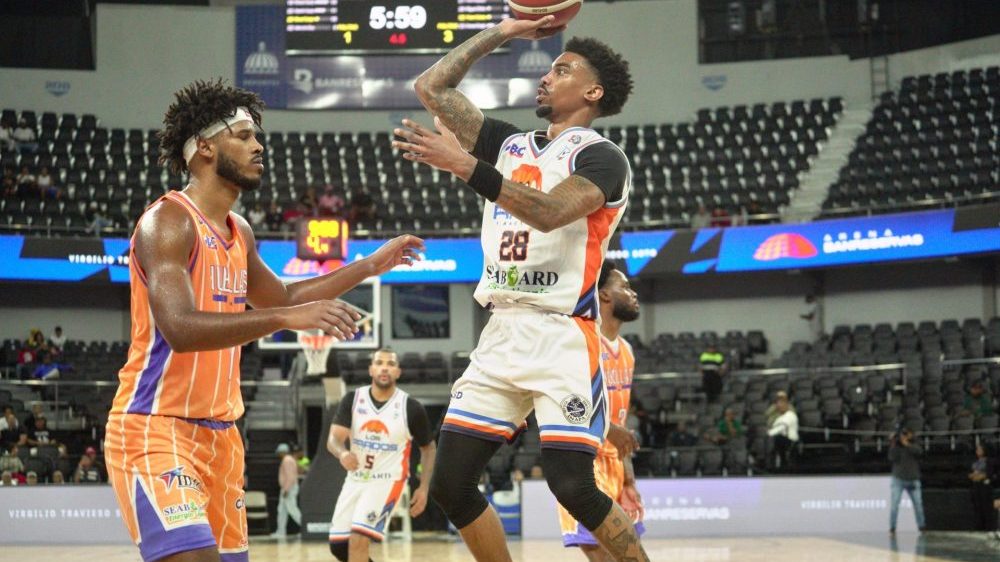 Jugadores de Los Prados celebran victoria 66-65 sobre Huellas del Siglo en la Arena BanReservas del Centro Olímpico Juan Pablo Duarte