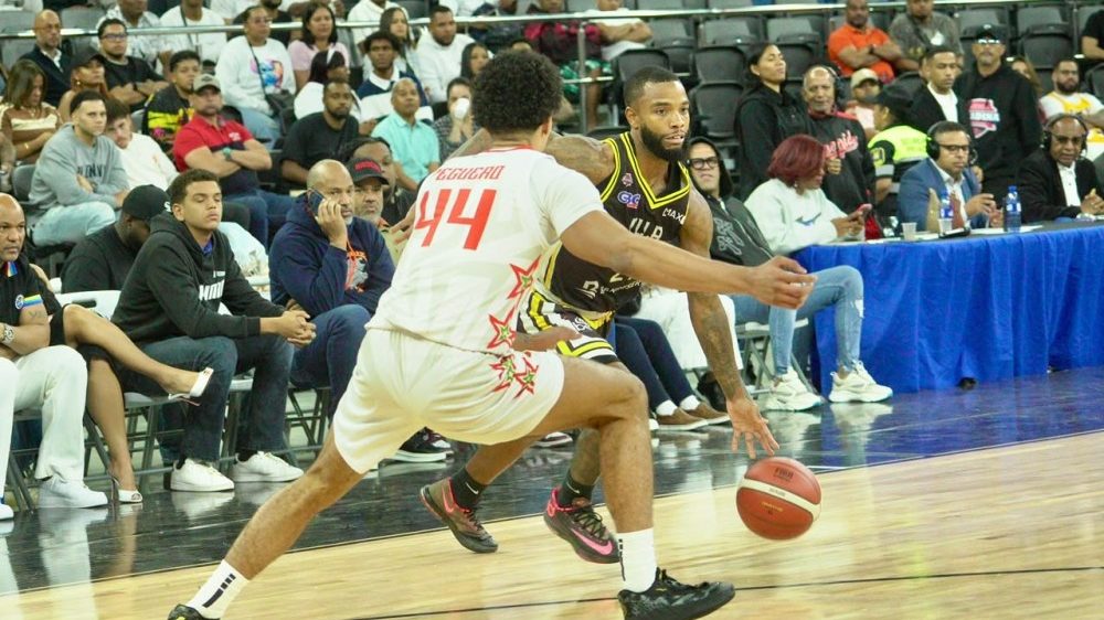 Jugadores de Rafael Barias celebran victoria 80-66 sobre Bameso en la Arena BanReservas del TBS Distrito 2026