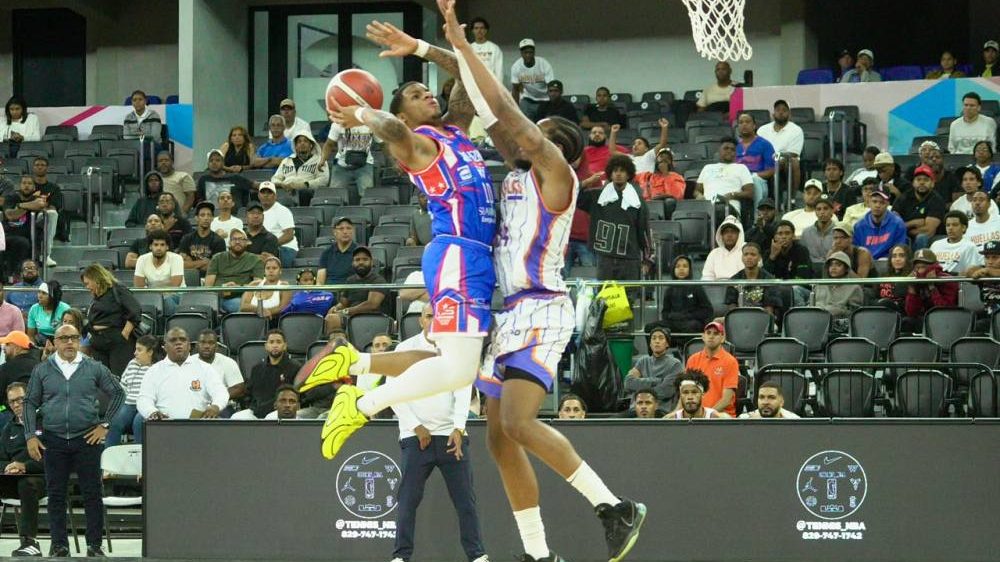 Jugadores de San Lázaro celebran victoria 89-78 sobre Huellas del Siglo en la Arena BanReservas del Centro Olímpico