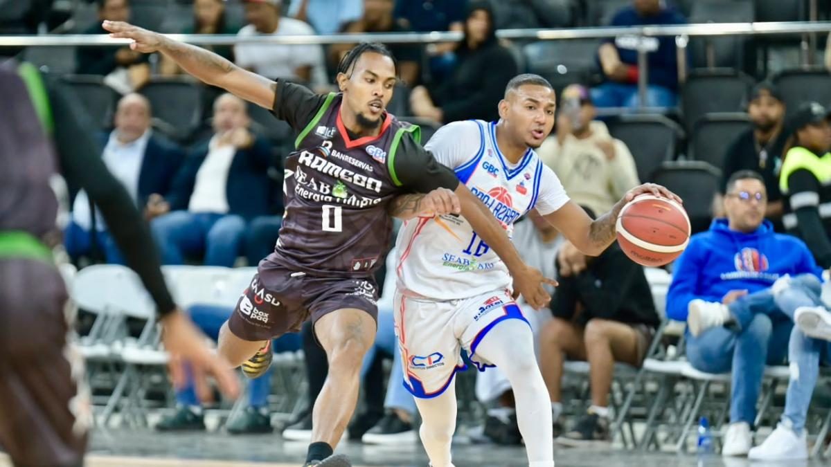 Jugadores de San Lázaro celebrando victoria 92-81 sobre Bameso en la Arena BanReservas del Centro Olímpico