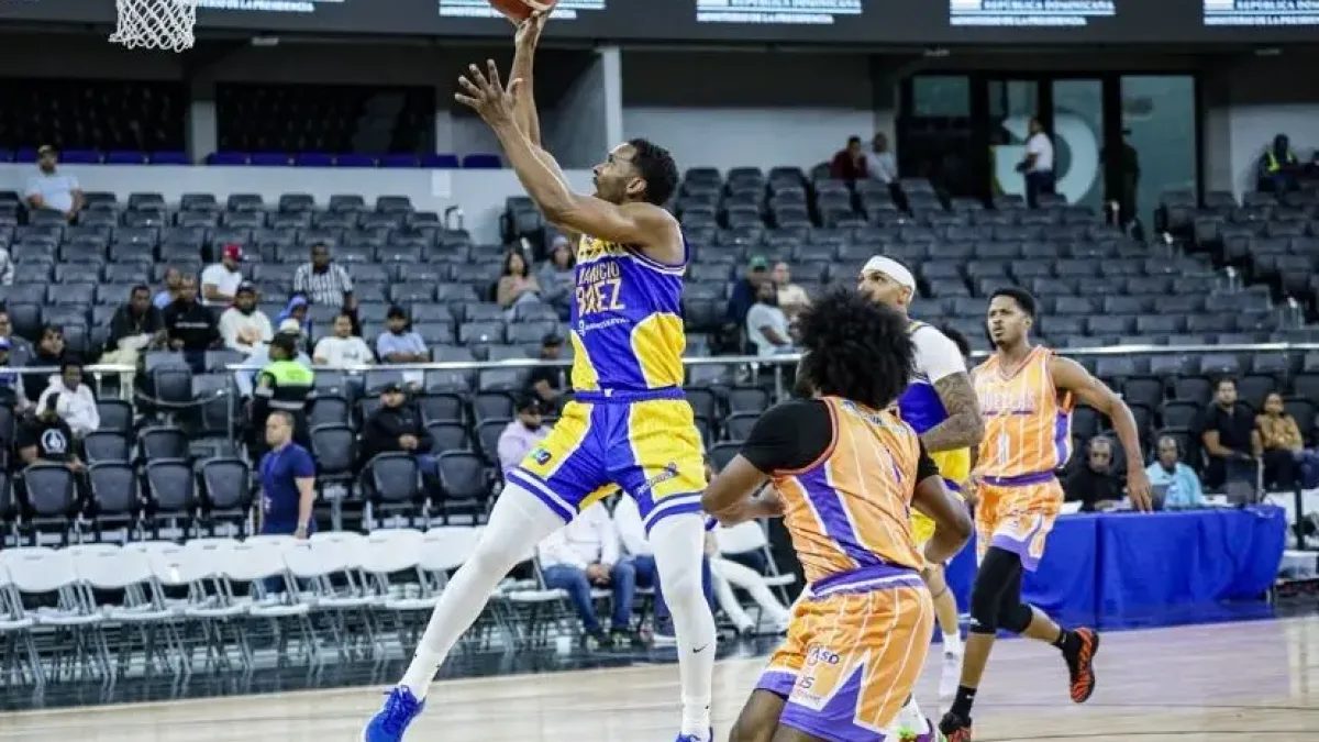 Partido de baloncesto del Torneo de Baloncesto Superior del Distrito Nacional 2026 en la Fase de Eliminación