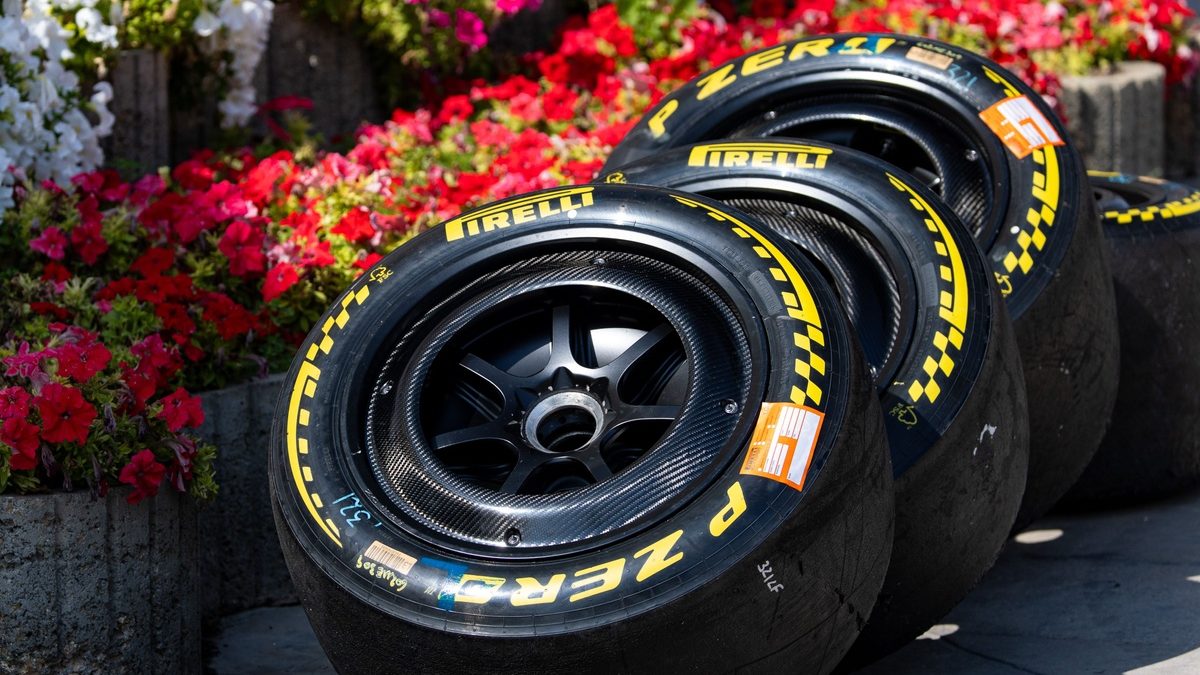 Neumáticos Pirelli en boxes durante el Gran Premio de Azerbaiyán en el circuito de Bakú