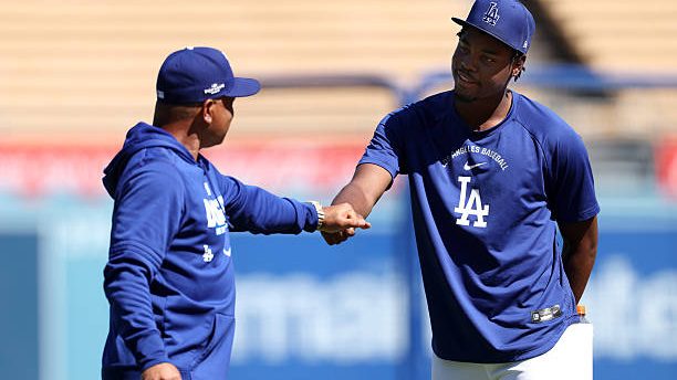 Jugadores de los Dodgers de Los Ángeles en el dugout durante la postemporada 2026