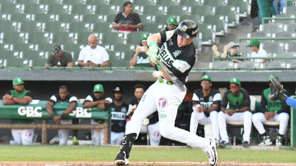 Josh Lester celebra jonrón de tres carreras de las Estrellas Orientales ante los Toros del Este en apertura de Lidom