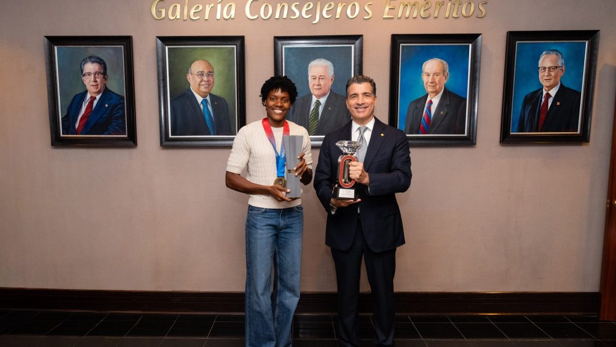 Marileidy Paulino recibe reconocimiento del Banco Popular en la Torre Popular junto al presidente ejecutivo Christopher Paniagua