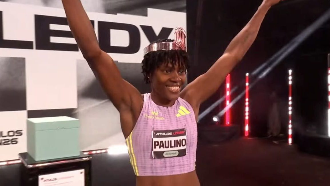 Marileidy Paulino cruzando la meta en primer lugar durante una carrera de 400 metros en 2026