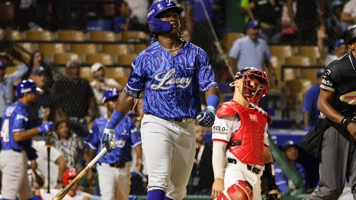 Jugadores de los Tigres del Licey celebrando en el dugout tras su victoria 12-2 sobre los Leones del Escogido en la apertura de LIDOM 2026-2027