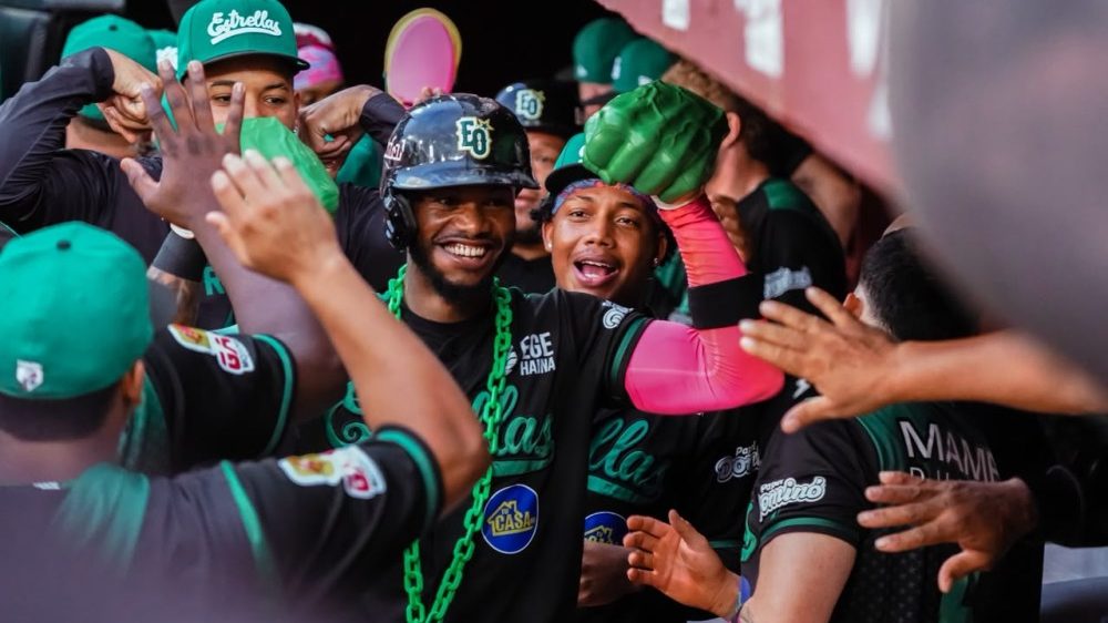 César Prieto cruza el plato tras su cuadrangular para las Estrellas Orientales ante los Gigantes del Cibao en el Estadio Julián Javier