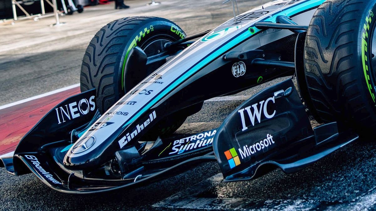 Frederik Vesti al volante del Mercedes W17 en el test de Pirelli en Magny-Cours con neumáticos intermedios para 2027