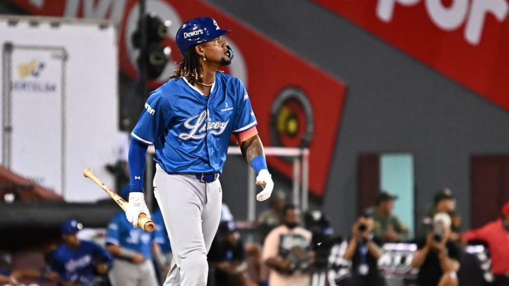 Kevin Alcántara celebra sus dos jonrones en la paliza 14-1 de los Tigres del Licey sobre los Gigantes del Cibao en el Estadio Julián Javier
