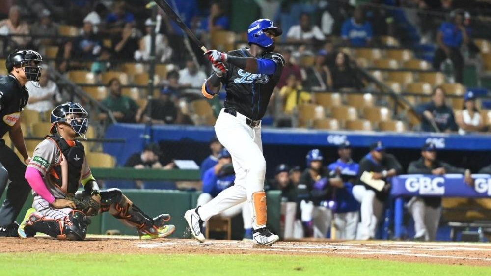 Kevin Alcántara celebra su jonrón de 405 pies en el Estadio Quisqueya Juan Marichal ante los Toros del Este