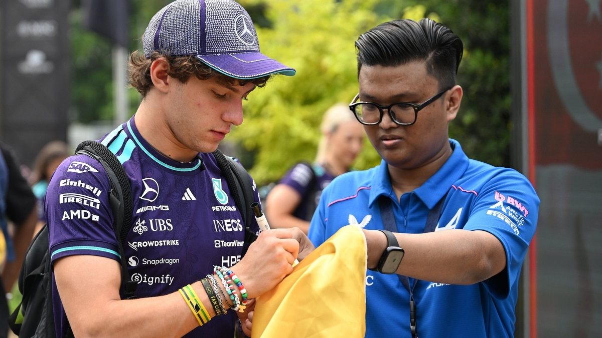 Kimi Antonelli con overol de Mercedes en el paddock del Gran Premio de Estados Unidos 2026 en Austin