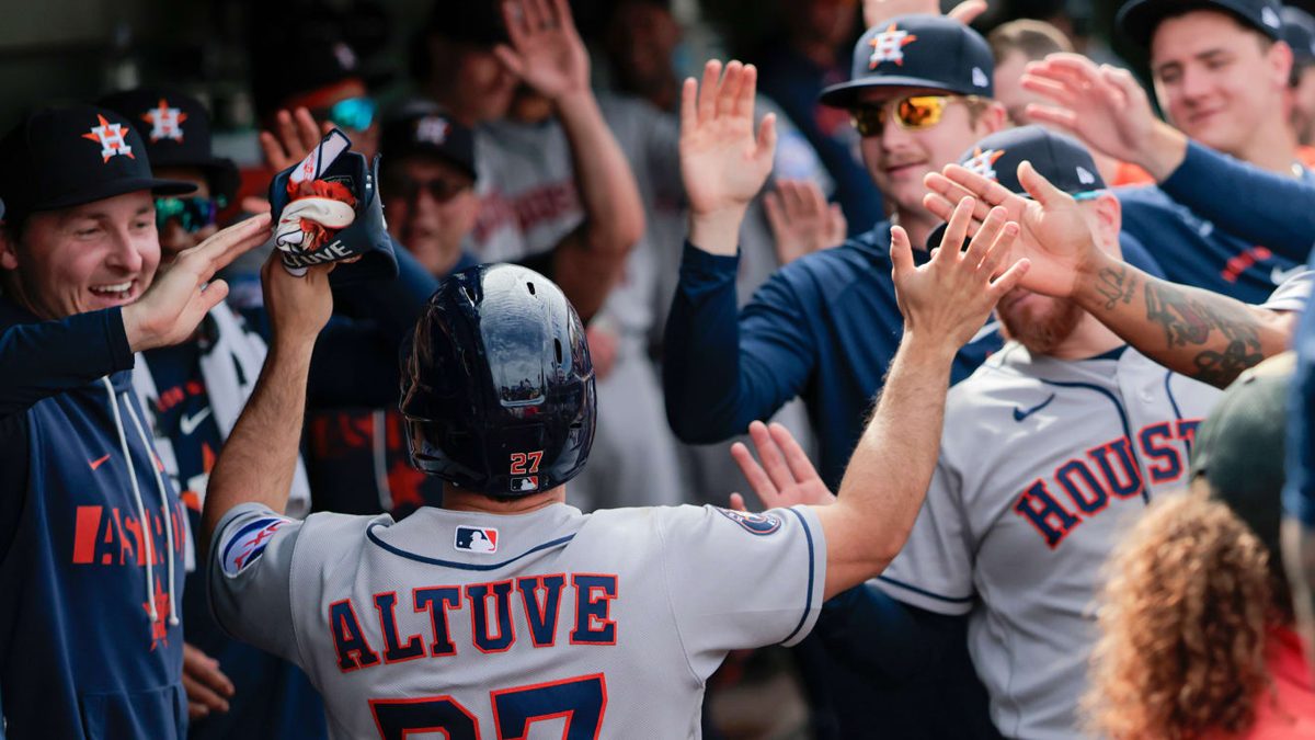 Jugadores de los Astros de Houston celebrando la clasificación a los playoffs de la MLB 2026 en el dugout