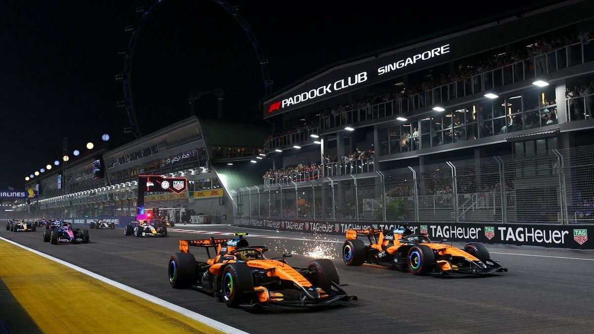 Lando Norris y Oscar Piastri con el monoplaza McLaren MCL40 en el paddock de Fórmula 1