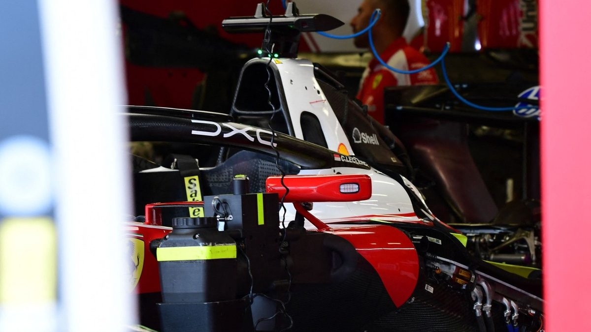 Personal de Ferrari, Racing Bulls y Cadillac en el paddock del Circuito Callejero de Bakú durante el GP de Azerbaiyán 2026