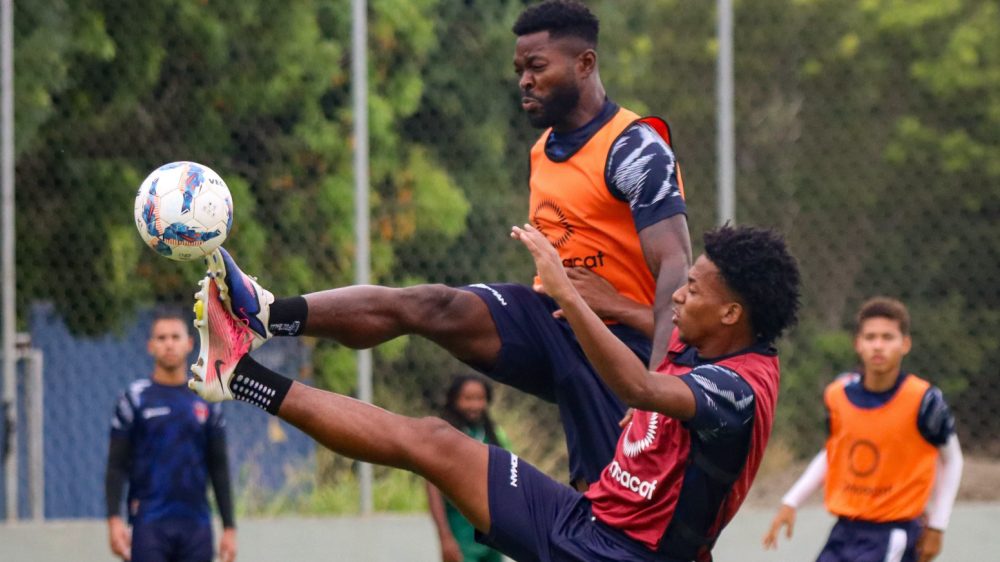 Jugadores de Cibao FC en su estadio antes de un partido del Torneo Apertura de la Liga Dominicana de Fútbol