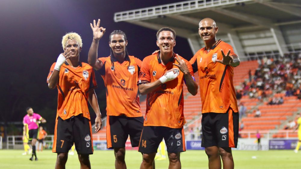 Jugadores de Cibao FC y Universidad O&M en disputa de balón durante partido del Torneo Apertura de la Liga Dominicana de Fútbol