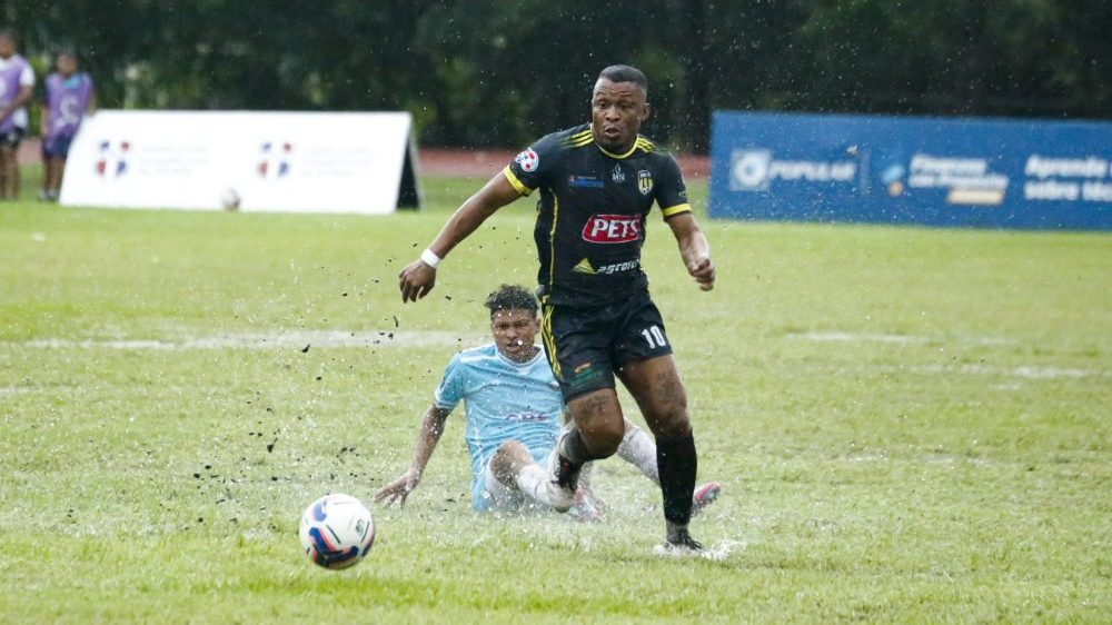 Alexander Jiménez celebra su gol de larga distancia en el partido Salcedo FC vs Moca FC en el estadio Domingo Polonia