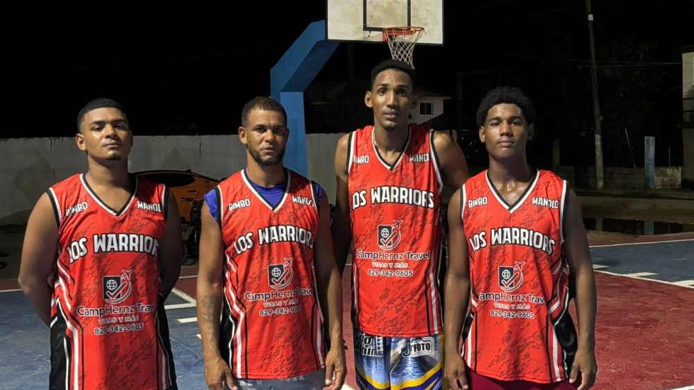 Jugadores de los Warriors y los Canasteros disputando la final del torneo de baloncesto de los Llaneros en la cancha municipal de Arenoso
