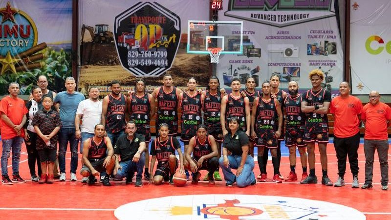 Jugadores del Torneo de Baloncesto Municipal de Tamboril disputando un partido en el Multiuso local
