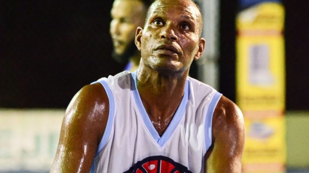 Luis Nelson Ferreira anotando en el torneo de baloncesto del club Fuerza Juvenil en Madeja